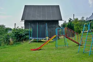 dětské hřiště (trampolína Ø 2,5 m)