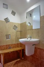 koupelna s vanou, sprchovým koutem a umyvadlem v podkroví