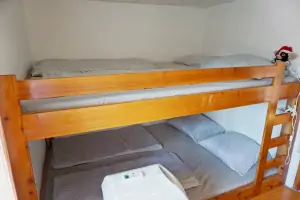 ložnice se 4-lůžkovou patrovou postelí a klimatizační jednotkou