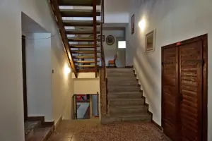 vstupní chodba se schodištěm