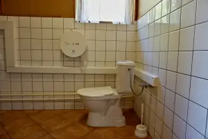 pánské toalety v podkroví