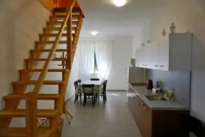 schody do podkroví z kuchyně