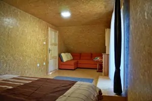 ložnice s dvojlůžkem, rozkládacím gaučem pro 1 osobu a balkóném