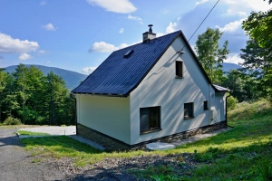 chata Čeladná leží v malebné lokalitě u lesa