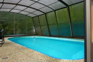 díky odsuvnému zastřešení lze bazén využívat i za deštivého a chladnějšího počasí