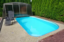 zapuštěný bazén (6 x 3 x 1,2 m) je ideální osvěžení