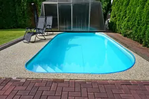 na zahradě je k dispozici zapuštěný bazén