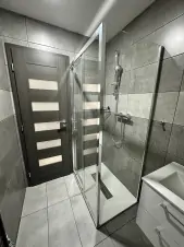 apartmán č. 4 - koupelna se sprchovým koutem, umyvadlem a WC