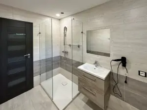 apartmán č. 2 - koupelna se sprchovým koutem, umyvadlem, WC a bidetem