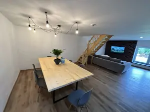 apartmán č. 2 - obývací pokoj s kuchyňským a jídlením koutem a sedací soupravou s TV (možnost spaní pro 2 osoby)