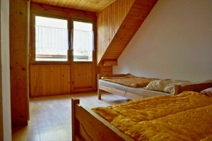 ložnice se 2 lůžky a balkonem