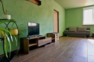 obývací místnost se sedací soupravou, krbem a TV