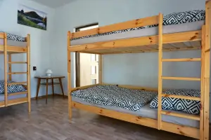 průchozí ložnice se 2 patrovými posteli a balkonem