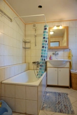 koupelna s vanou, umyvadlem, WC a pračkou