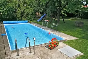 zapuštěný bazén (7 x 3 x 1,5 m, v provozu od 1. 6. do 1. 10.)
