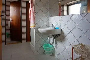 koupelna se sprchovým koutem, umyvadlem a WC
