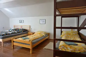 ložnice s dvojlůžkem, lůžkem a patrovou postelí