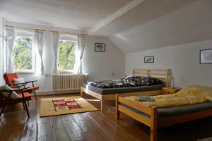 ložnice s dvojlůžkem, lůžkem a patrovou postelí