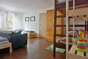 ložnice s dvojlůžkem, 2 lůžky, patrovou postelí a dětskou postýlkou