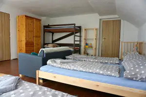 ložnice s dvojlůžkem, 2 lůžky, patrovou postelí a dětskou postýlkou