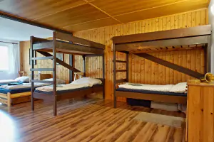 ložnice s dvojlůžkem, 2 lůžky, 2 patrovými postelemi a křesly se stolem