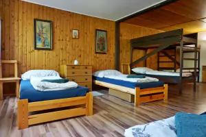 ložnice s dvojlůžkem, 2 lůžky, 2 patrovými postelemi a křesly se stolem