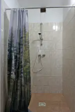 koupelna se sprchovým koutem, umyvadlem a finskou saunou pro max. 6 osob
