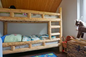 ložnice s patrovou postelí a hračkami pro děti