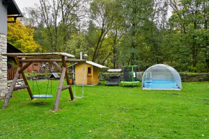 finská sauna, trampolína, nadzemní bazén a houpačky
