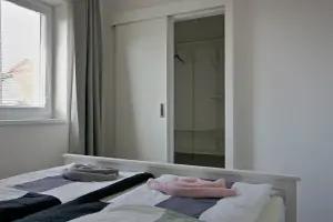 ložnice s dvojlůžkem a šatna