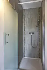 sprchový kout v suterénu chaty