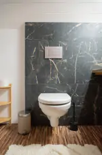 samostatné WC s umyvadlem v podkroví