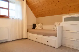 ložnice s dvojlůžkem a rozkládací postelí pro 2 osoby (ložnice č. 1)