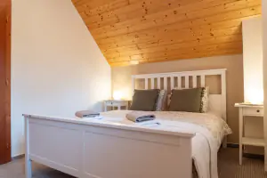 ložnice s dvojlůžkem a rozkládací postelí pro 2 osoby (ložnice č. 2)