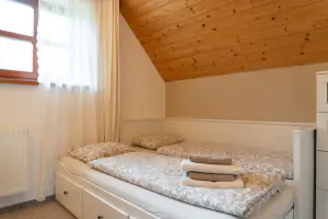 ložnice s dvojlůžkem a rozkládací postelí pro 2 osoby (ložnice č. 1)
