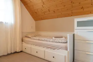 ložnice s dvojlůžkem a rozkládací postelí pro 2 osoby (ložnice č. 2)