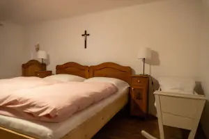 ložnice s dvojlůžkem, dětskou postelí (160 cm x 90 cm) a dětskou kolébkou