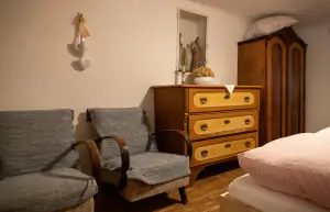 ložnice s dvojlůžkem, dětskou postelí (160 cm x 90 cm) a dětskou kolébkou