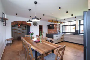 stylový obytný pokoj s kuchyňským koutem