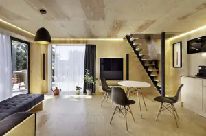 obývací místnost se sedací soupravou, TV, audio systémem (Bang & Olufsen), krbovými kamny, vstupem na terasu a jídelním a kuchyňským koutem