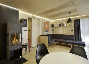 obývací místnost se sedací soupravou, TV, audio systémem (Bang & Olufsen), krbovými kamny, vstupem na terasu a jídelním a kuchyňským koutem