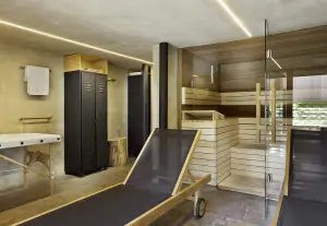 odpočinková místnost s prosklenou finskou saunou z cedrového dřeva s lehátky