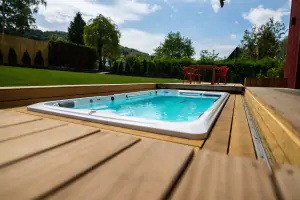 celoroční zapuštěný bazén (2 m x 5,5 m) s vířivou částí a protiproudem (voda vyhřívána na 31°C)