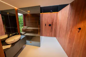 krásná koupelna z červeného travertinu s finskou saunou, sprchovým koutem, umyvadlem a WC