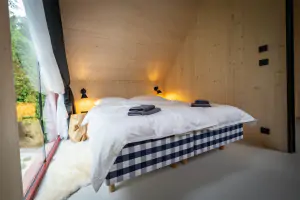 ložnice s dvojlůžkem (od společnosti Hästens)