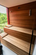 prosklená finská sauna z cedrového dřeva s výhledem z chaty