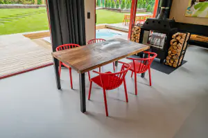 obývací pokoj se sedací soupravou, TV, audio systémem (Bang & Olufsen), vstupem na terasu a se stylovým jídelním a kuchyňským koutem