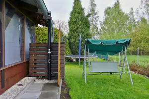 zahradní solární sprcha, houpací lavice a trampolína pro děti