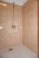 koupelna se 2 sprchovými kouty a umyvadlem