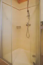 koupelna se sprchovým koutem a umyvadlem